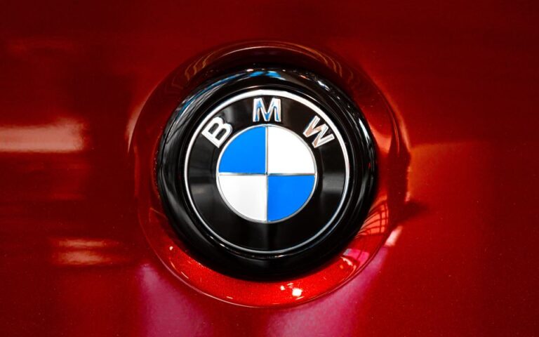 Το ταξίδι της BMW από τον ουρανό στη γη – Το κρυμμένο μήνυμα στο logo της