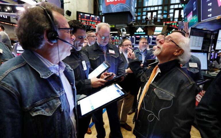 Σπάζοντας το dress code του NYSE – Η μέρα που οι χρηματιστές φόρεσαν τζιν