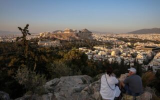 Reuters: Ολική επαναφορά φέτος για την Ελλάδα – Οι επόμενες προκλήσεις