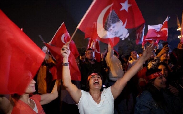 Τουρκία: Πιέσεις στη λίρα μετά την ήττα του Ερντογάν