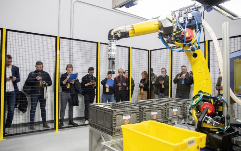 «Μύθος» ότι τα ρομπότ κλέβουν θέσεις εργασίας λένε στην Amazon