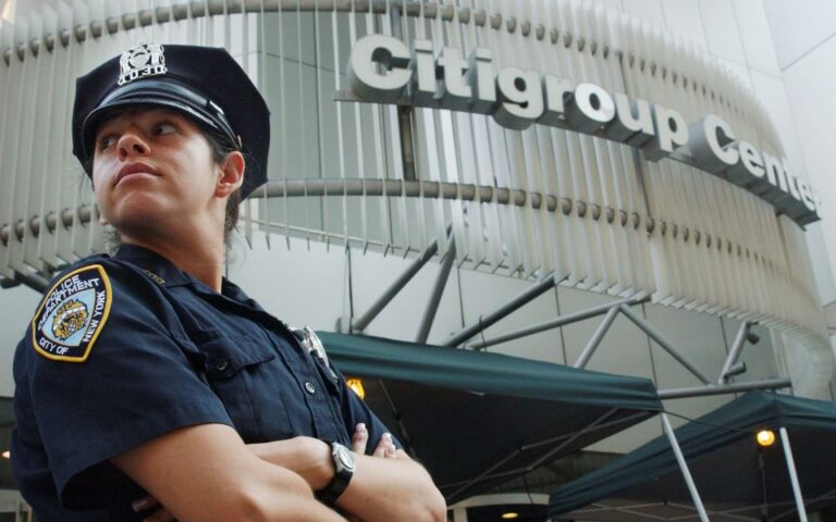 Στην Citigroup, τραπεζίτες πέφτουν από αεροπλάνα και απαγωγείς κλέβουν αρκουδάκια