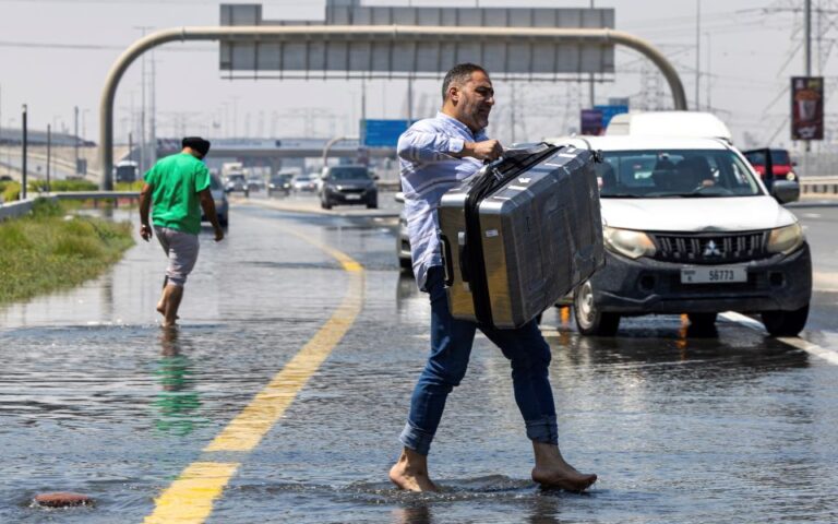 Emirates: Συγγνώμη για το χάος μετά τις πλημμύρες – Επιστρέφει πάνω από 30.000 βαλίτσες