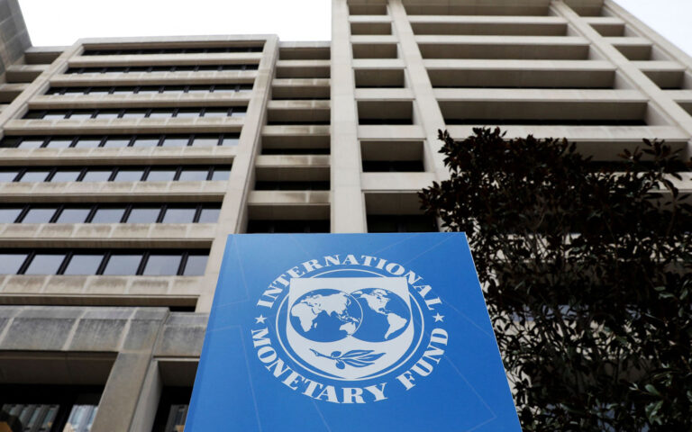 ΔΝΤ: Αποκλιμάκωση του χρέους στην Ελλάδα – Αυξητικές τάσεις παγκοσμίως