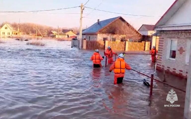 Ρωσία: Σε κρίσιμη κατάσταση το Oρσκ από τις πλημμύρες