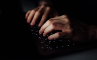 Ηλεκτρονικές απάτες δισεκατομμυρίων: Οι εγκληματίες εξοικειώνονται με την AI